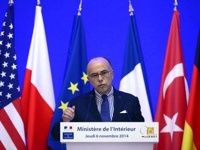 El ministro de Interior franc&eacute;s, Bernard Cazeneuve, durante una rueda de prensa tras la reuni&oacute;n del G6, en Par&iacute;s.