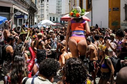An illegal crowd around a comparsa this Sunday in the center of Rio.  Private parties were authorized, street parties were not.