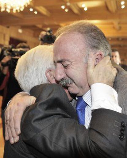 Manuel Freire Couto abrazando a Jos&eacute; Luis Baltar