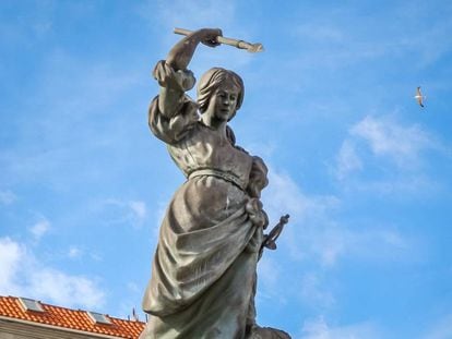 Monumento en honor a María Pita, heroína en la defensa de A Coruña en 1589 contra los corsarios ingleses, en la plaza homónima de la ciudad gallega.