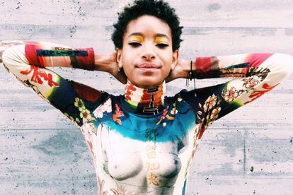 Willow Smith posa para su cuenta en Instagram con una camiseta de Jean Paul Gaultier.