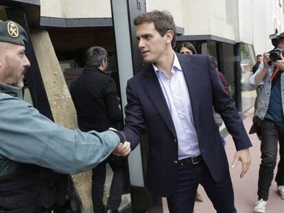 Albert Rivera saluda a un guardia civil tras el mitin que ha ofrecido este sábado en Estella (Navarra). En vídeo, declaraciones de Albert Rivera.