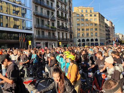 Un momento de la fiesta en bici organizada por el dj Dom Withing en Barcelona, este domingo, en la calle de Aragó.