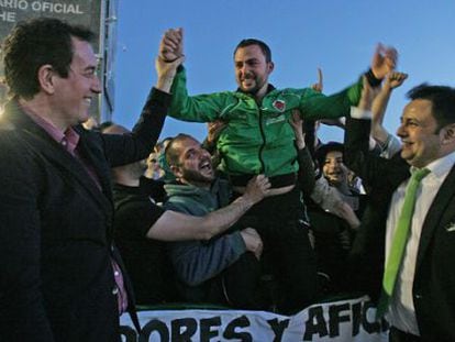 Juan Anguix (izquierda), junto al concejal Daniel Rubio y varios aficionados del Elche.