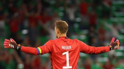 El portero de la selección alemana, Manuel Neuer, fue investigado por la UEFA por llevar el brazalete arcoíris.