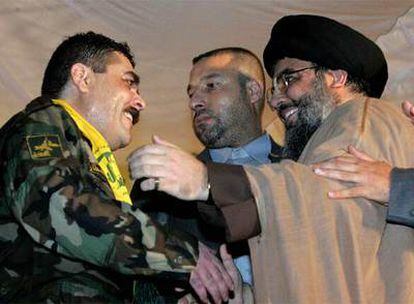 El líder de Hezbolá, Hasan Nasralá (derecha), saluda a Samir Kuntar, con uniforme militar, durante el acto de recibimiento a los prisioneros en un estadio del sur de Beirut.