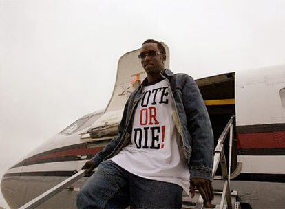 El <i>rapero</i> P. Diddy desciende de su avión privado.
