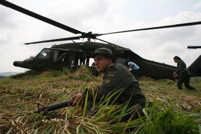 Policía antinarcóticos durante un operativo en una propiedad de Carlos Mario Jiménez, en Caucasia, Colombia, el 13 de marzo de 2009. 
