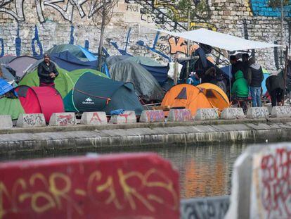 Campamento de inmigrantes ilegales en el canal Saint Martin de Par&iacute;s (Francia).