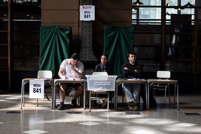 Unos 15,4 millones de ciudadanos están convocados a las urnas para votar 'a favor' o 'en contra' de esta carta apoyada por las derechas y rechazada por el oficialismo del presidente Gabriel Boric.