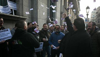 Protesta de taxistas en la Autoridad Catalana de la Competencia. 