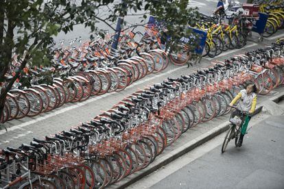 El sector del alquiler de bicicletas vive un auge sin precedentes en China. La población se vuelve a subir a la bici y el servicio se ve como práctico, ecológico, y saludable.