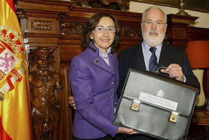 Cañete recibe la cartera ministerial de su antecesora, Rosa Aguilar.