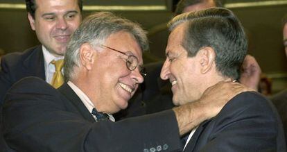 Los expresidentes Felipe Gonz&aacute;lez y Adolfo Su&aacute;rez se saludan en un acto oficial en 2002.