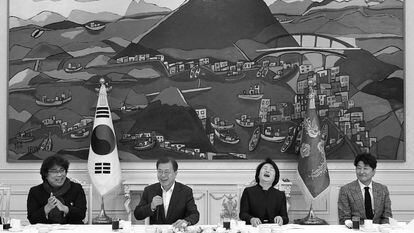 Bong Joon-ho, recibido con honores por el presidente surcoreano, Moon Jae-in, tras su Oscar.