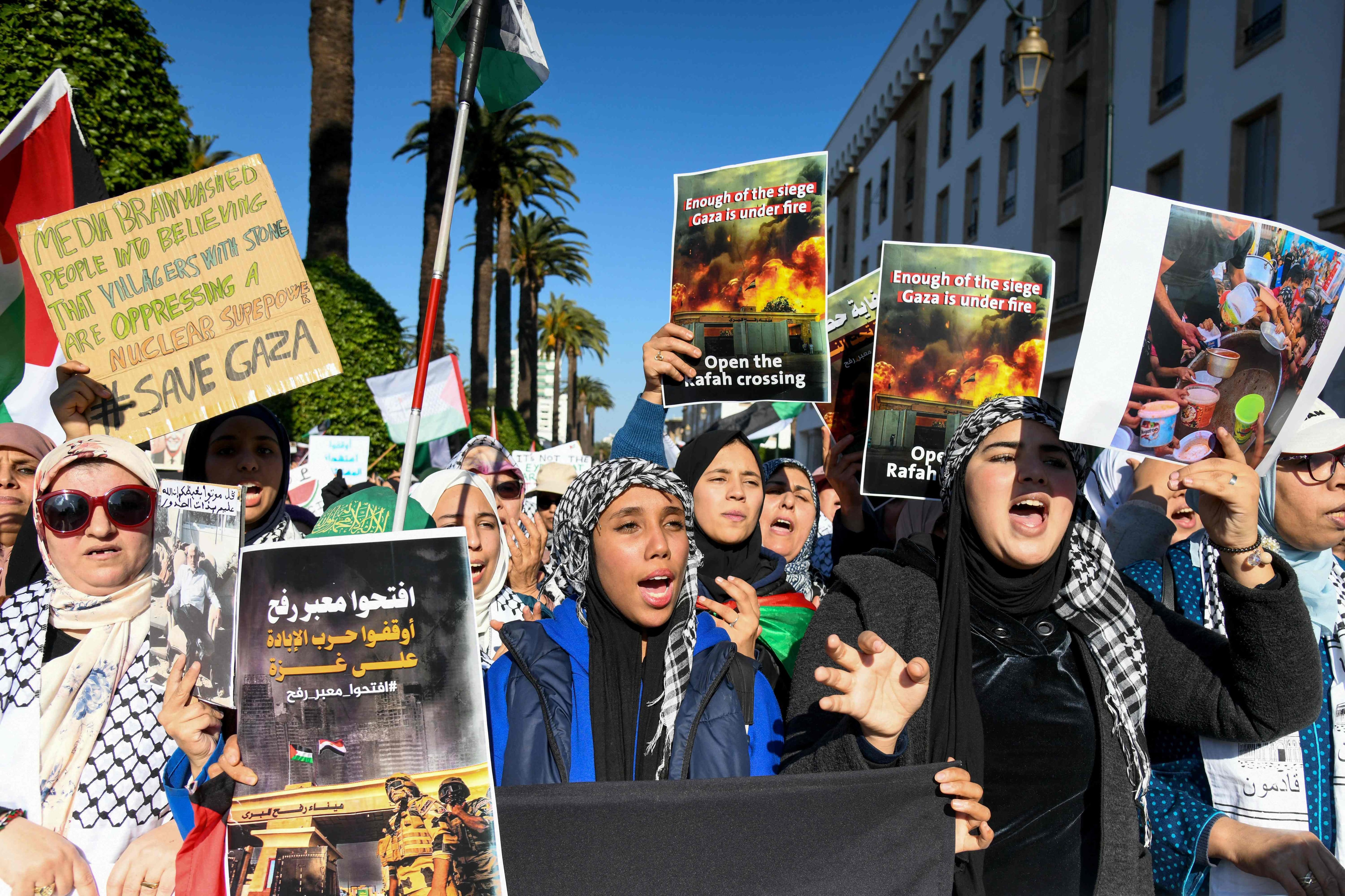 Manifestantes en una manifestación propalestina en Marruecos este domingo.