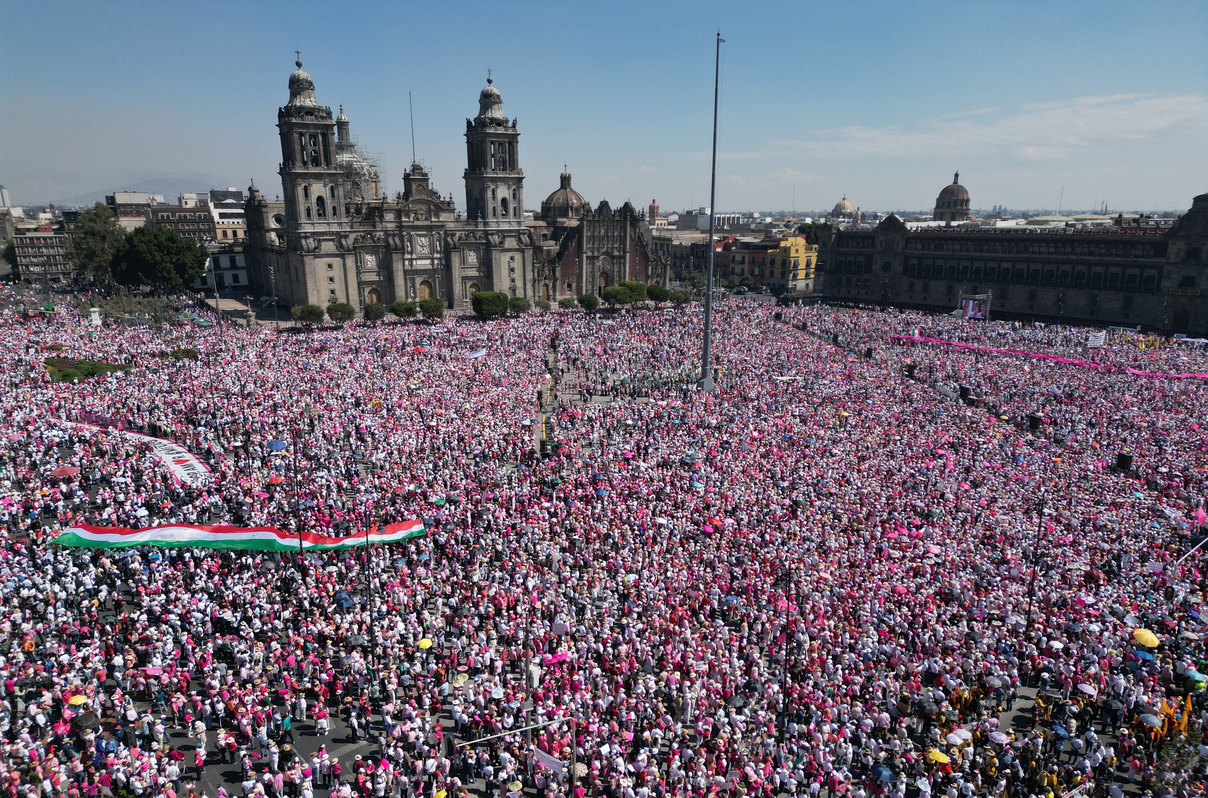 Vista panorámica del Zócalo capitalino durante la concentración en favor del INE del 26 de febrero.