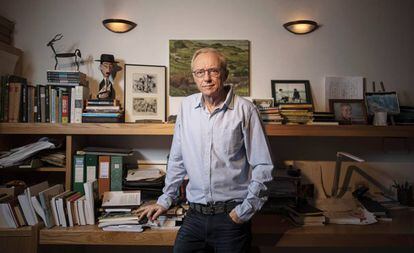 El escritor israelí, autor de 'La vida juega conmigo', posa en su casa de Jerusalén.