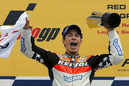 El piloto de Honda Nicky Hayden celebra su victoria en el Gran Premio de EE UU en la categoría de MotoGP, disputado este domingo en Laguna Seca.