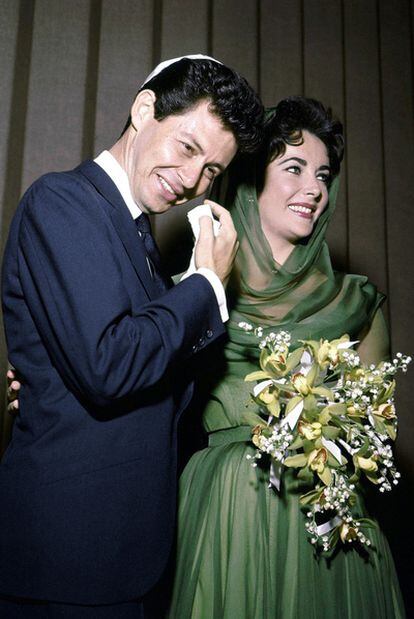 El cantante Eddie Fisher y la actriz Elizabeth Taylor, posando tras contraer matrimonio en 1959