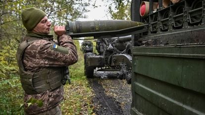 Un militar ucraniano se prepara para disparar un obús en la región de Zaporiyia. 