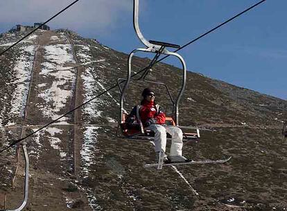 La estación de esquí de Navacerrada, en la sierra de Madrid,  sólo tenía abierto el pasado jueves un kilómetro
de pistas de los más de 10 que suma en sus instalaciones.