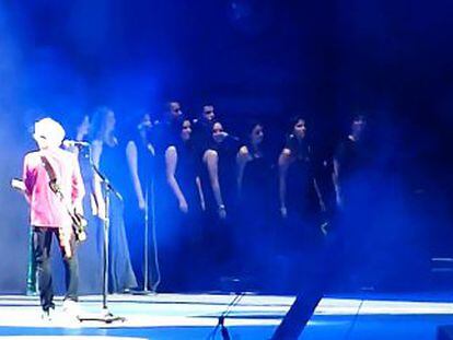 Coro de la Joven Orquesta de la Comunidad, acompa&ntilde;ando a los Stones en su concierto en el Bernab&eacute;u. 