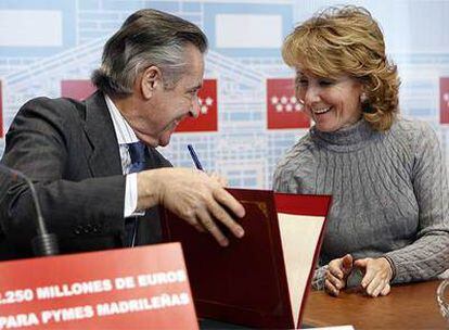 Esperanza Aguirre, junto a Miguel Blesa, durante la firma del convenio.