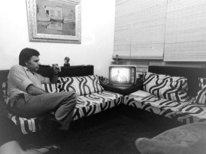 Felipe González, cabeza de lista del PSOE en las elecciones generales, sigue por televisión la jornada electoral en casa de su asesor Julio Feo, el 28 de octubre de 1982 en Madrid.