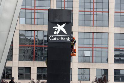 Totem con el logo de CaixaBank en la entrada de la sede.