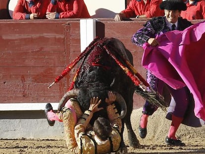 Fernando Roble&ntilde;o sufre un revolc&oacute;n ante su primer toro.