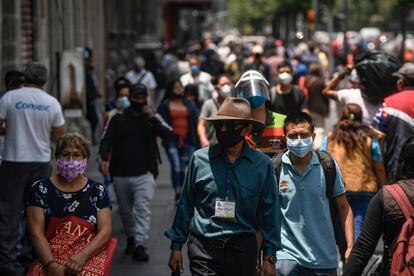 Viandantes caminan por el centro de Ciudad de México, este verano.