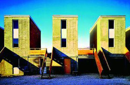 Conjunto de viviendas sociales realizadas por Alejandro Aravena en Iquique (Chile), que refleja su concepto de crear armonía y comunidad a partir de la escasez