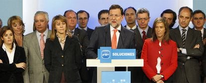 Rajoy, rodeado de la dirección del PP, acusó a jueces, fiscales y policías de crear "una trama" contra su partido, el 11 de febrero.