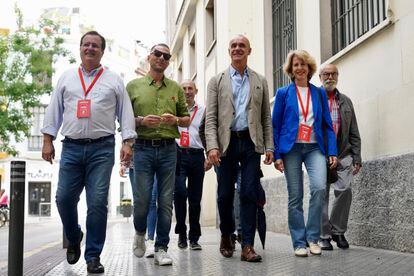 El candidato socialista a la reelección en la Alcaldía de Sevilla, Antonio Muñoz, acompañado por compañeros de su partido a su llegada al colegio electoral este domingo. 