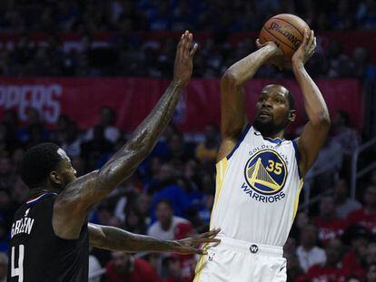 Kevin Durant lanza ante JaMychal Green.