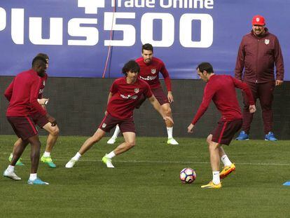 Los jugadores del Atlético de Madrid durante el entrenamiento.