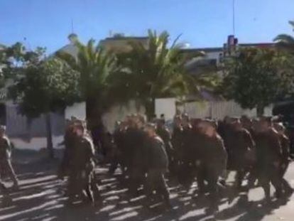 Un grupo de legionarios desfiló por Sanlúcar entonando frases ofensivas hacia la mujer