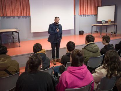 Mourad Benchellali dando una conferencia en un instituto en la localidad de Amboise, en el centro de Francia, el pasado 4 de abril.