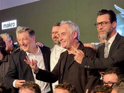 Ferran Adrià, Quique Dacosta y Joan Roca señalan con sus manos las tres estrellas. Detrás, Dani García sonriente.