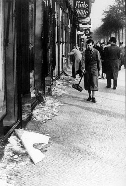 Tiendas judías después de ser vandalizadas La noche de los cristales rotos, en noviembre de 1938.