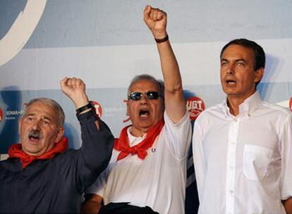 Fernández Villa participó este año junto a dirigentes de UGT y PSOE en las fiestas de Rodiezmo.- En la foto aparece a la izquierda de Guerra y Zapatero