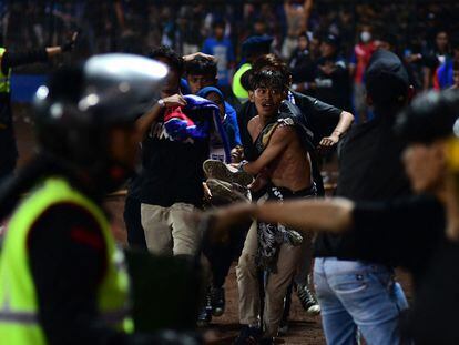 Las imágenes de los disturbios en un partido de fútbol en Indonesia