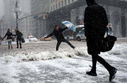 Un hombre atraviesa una calle llena de nieve en Nueva York.
