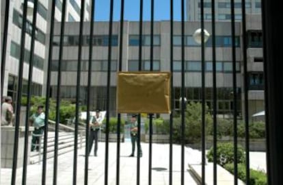 Los manifestantes pegaron la Carta por la Ciencia en las rejas del Minsiterio de Economía en junio de 2013.