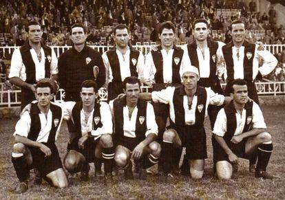 Una alineación del Alcoyano en 1947 en un partido de Copa contra el Valencia en Mestalla.