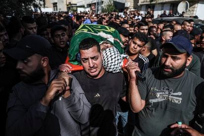 Several men carry on their shoulders one of the four Palestinians killed by the Israeli army, during the funeral on Tuesday, November 7 in Tulkarem, West Bank. 