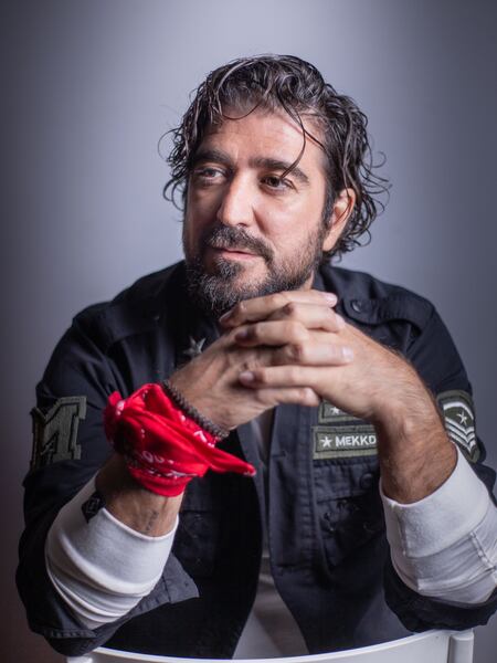 El cantante vive en un pueblo, no va a grandes eventos publicitarios y lleva la fama muy normalizada. Solo hay una cosa que le atormenta: “Que me pidan vídeos para felicitar a todo el mundo”.