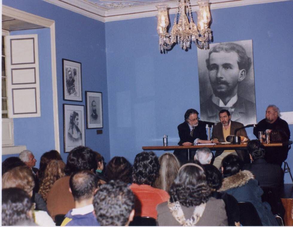 Desde la izquierda, Pedro Alejo Gómez, actual director de la Casa de Poesía Silva, y los poetas Francisco José Cruz y Mario Rivero, el 27 de julio de 2006 en la Casa de Poesía Silva de Bogotá.