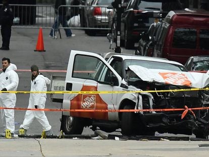 Agentes investigan el veh&iacute;culo usado por Sayfullo Saipov para antentar en Manhattan el pasado 31 de octubre.